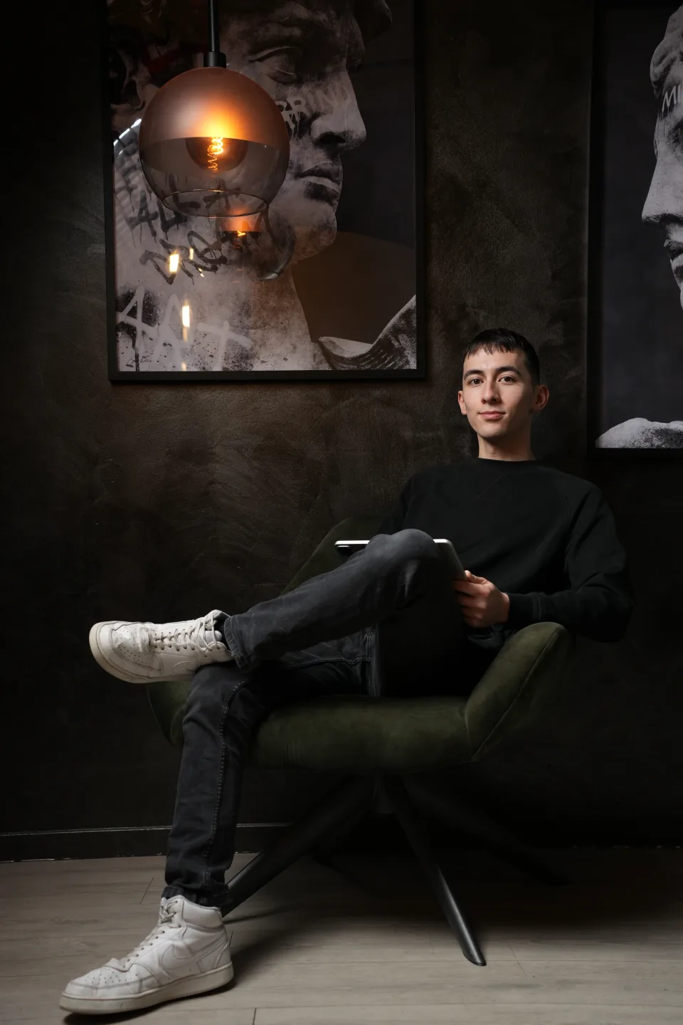 Huu Nghi Tony Tran sitzt im Studio